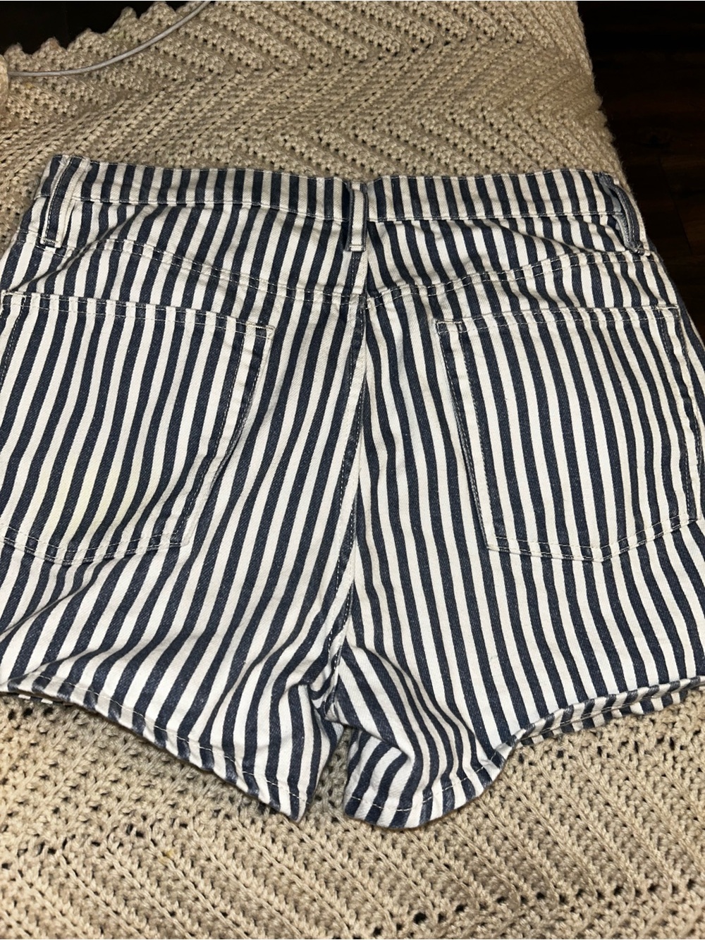 FRAME The Vintage Relaxed Denim Shorts - Picture 4 of 6